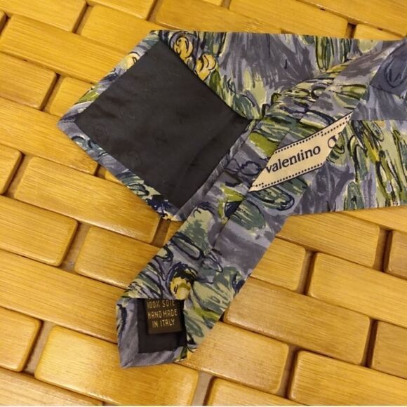 EUC VALENTINO Blue w/Lily Pads, Yellow Flowers & Rippling Water 100% Silk Tie - Picture 4 of 6